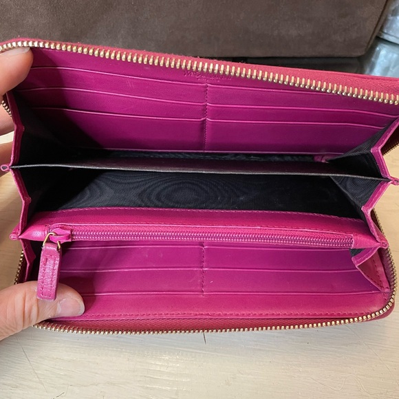 EUC!! YSL zip around wallet in raspberry patent leather - Picture 11 of 13